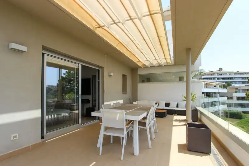 Terrasse von Dachboden zum Verkauf in Benahavís mit Klimaanlage, Terrasse und Schwimmbad
