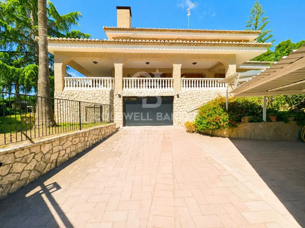 Vista exterior de Casa o xalet en venda en Torrent amb Aire condicionat, Calefacció i Jardí privat