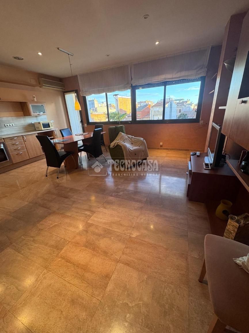 Sala d'estar de Pis de lloguer en Sant Feliu de Llobregat amb Balcó