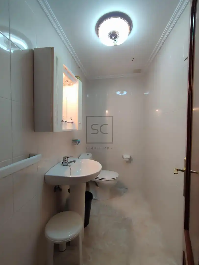 Badezimmer von Einfamilien-Reihenhaus zum Verkauf in Ares mit Terrasse, Abstellraum und Möbliert