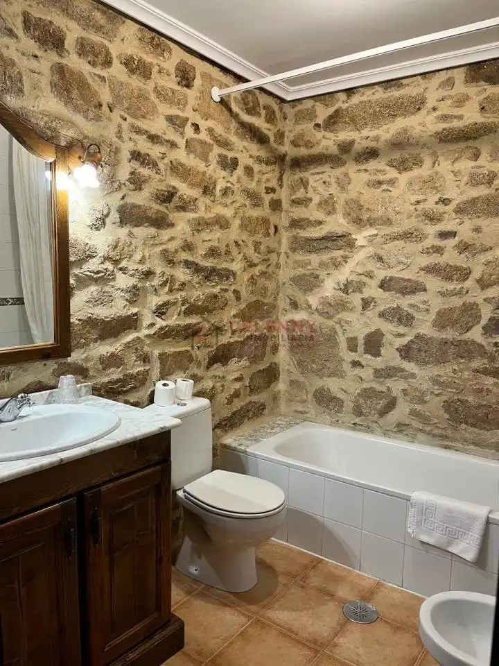 Bany de Local en venda en A Pobra de Trives  amb Aire condicionat i Moblat