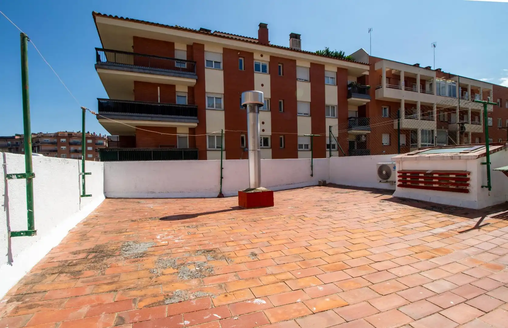 Vista exterior de Casa o xalet en venda en Figueres amb Calefacció, Parquet i Terrassa