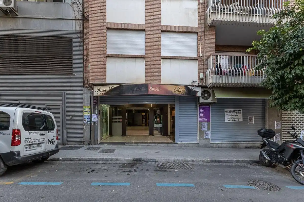 Vista exterior de Local en venta en Granada