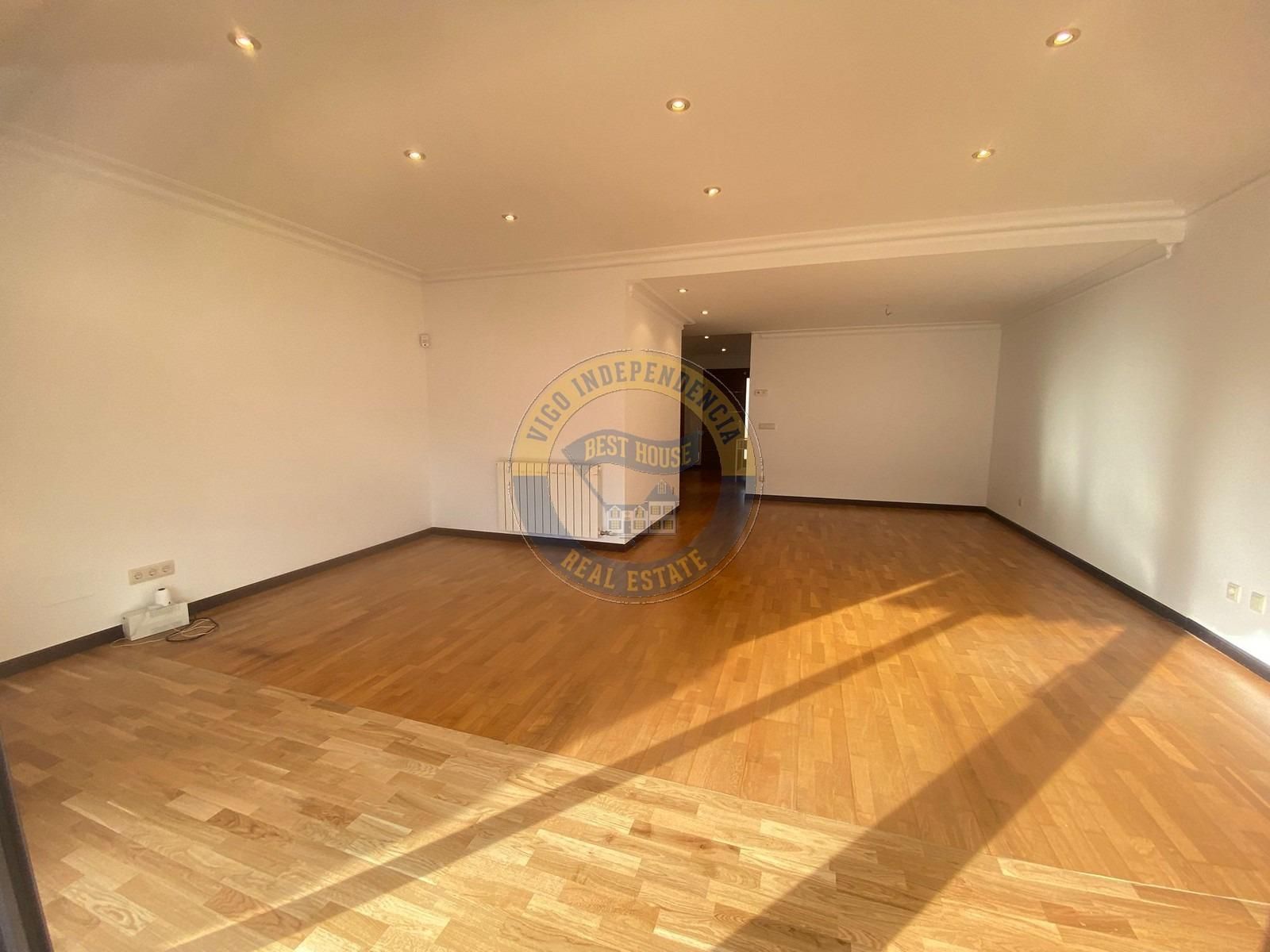 Casa adosada de lloguer en Vigo  amb Calefacció, Jardí privat i Parquet