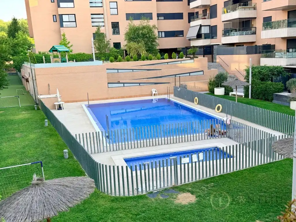 Schwimmbecken von Wohnung zur Miete in La Moraleja mit Schwimmbad