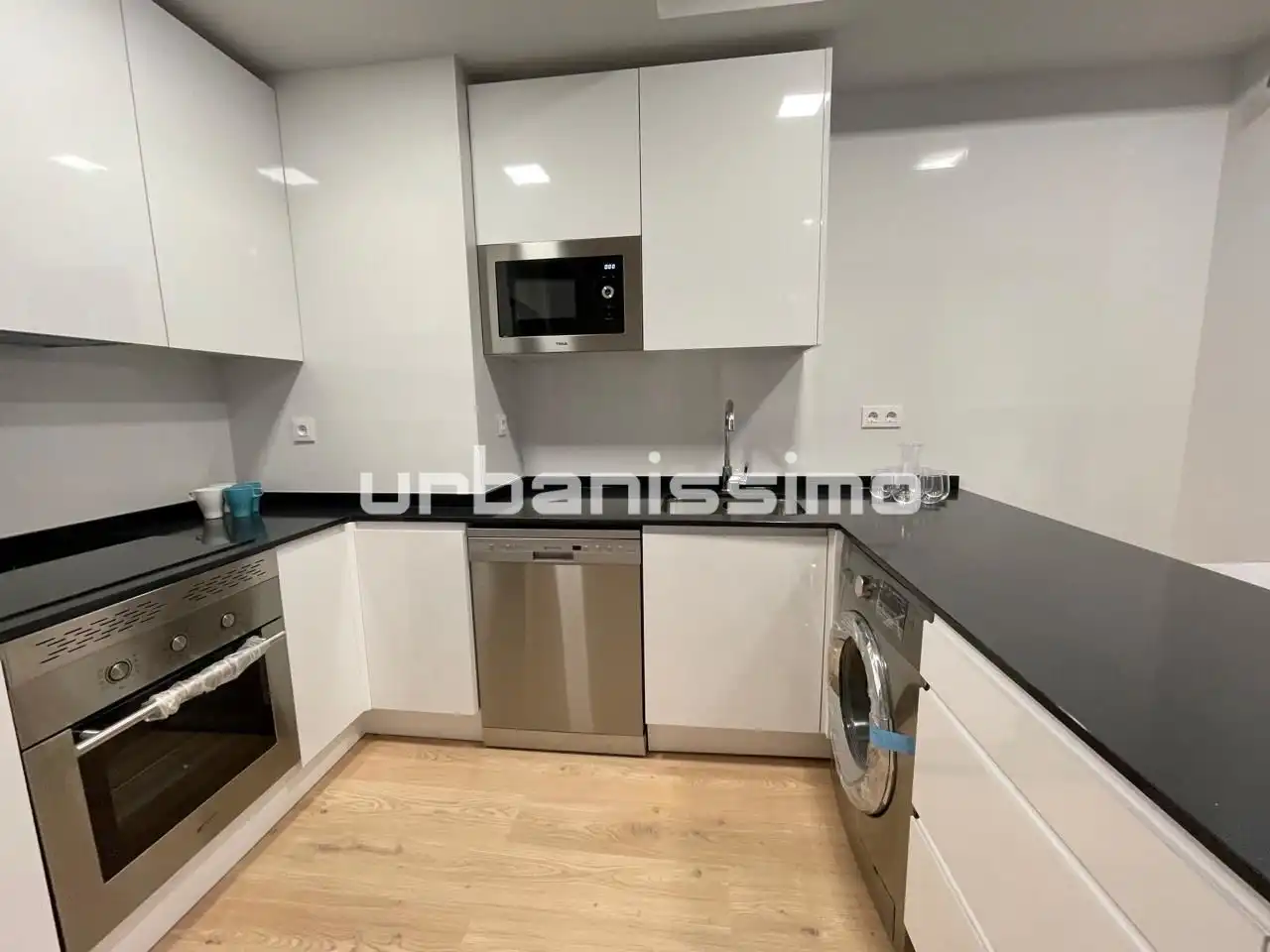 Cuina de Apartament de lloguer en Madrid amb Aire condicionat, Calefacció i Moblat