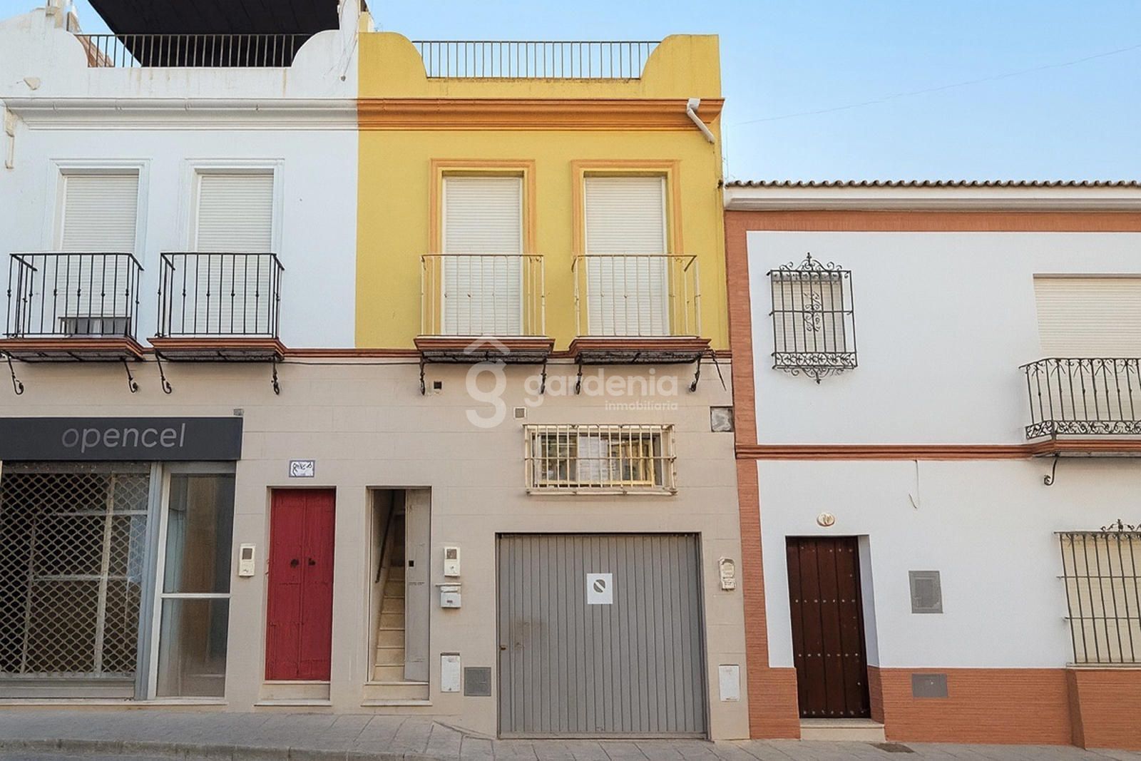 Vista exterior de Pis en venda en Pilas amb Terrassa