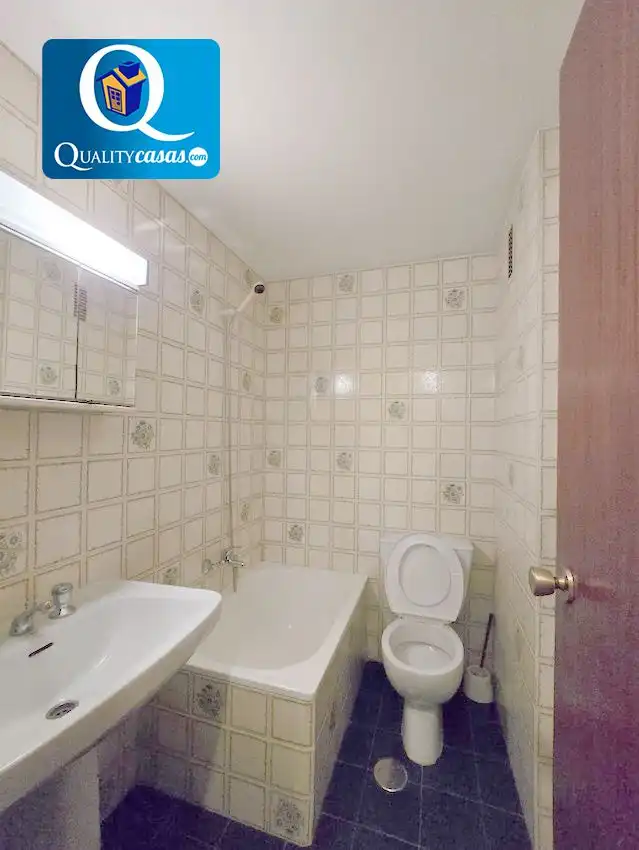 Bany de Apartament en venda en Alicante / Alacant amb Calefacció, Terrassa i Balcó