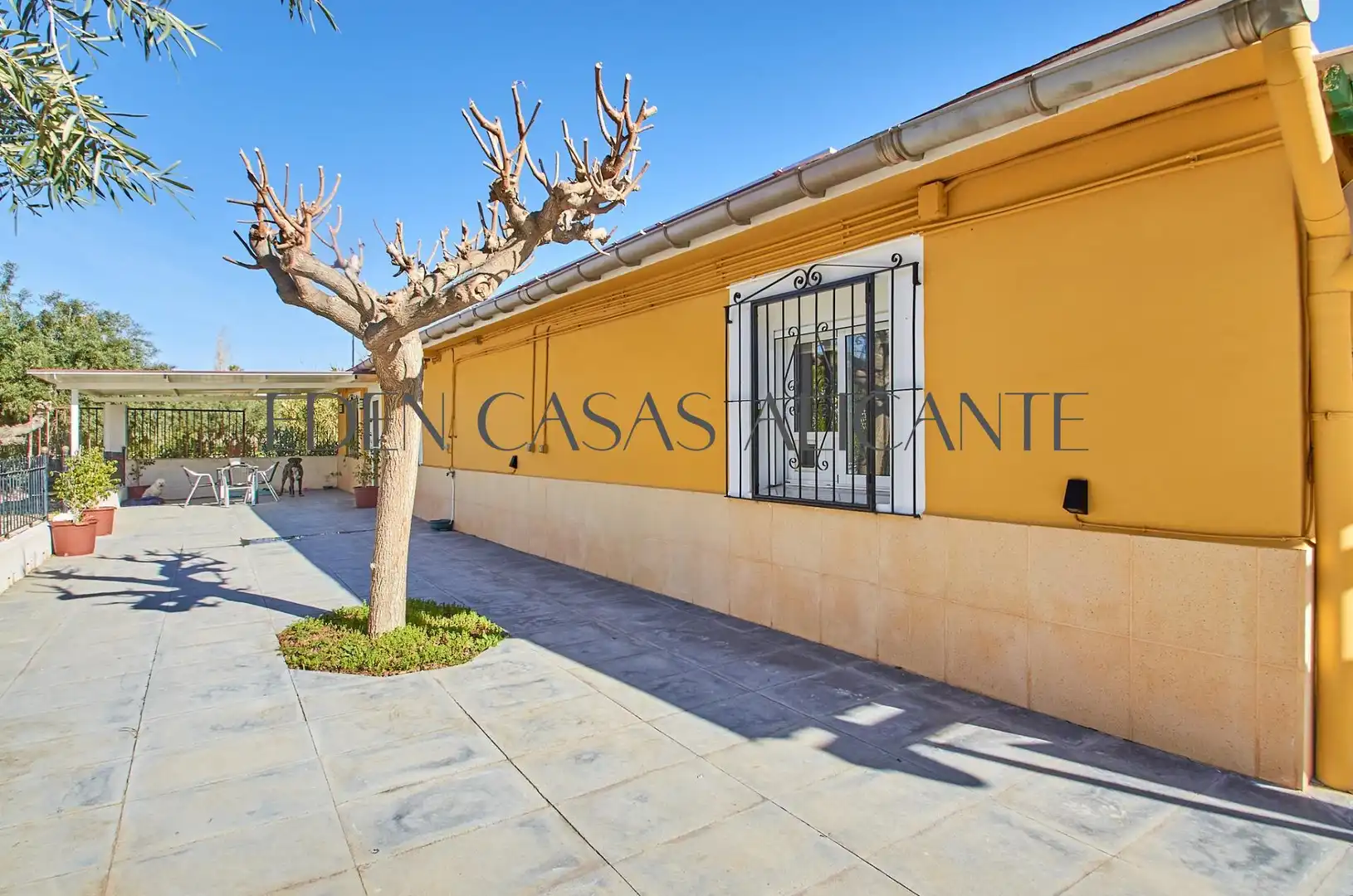 Vista exterior de Casa o xalet en venda en Alicante / Alacant amb Aire condicionat, Jardí privat i Terrassa