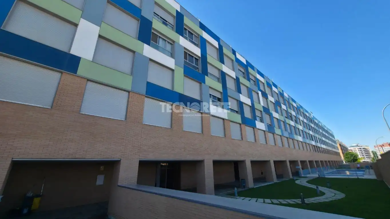 Vista exterior de Piso en venta en Guadalajara con Parquet y Piscina comunitaria