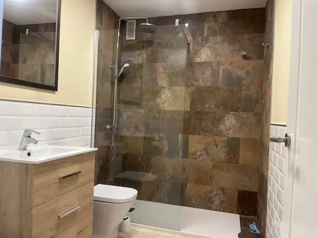 Bany de Pis de lloguer en  Sevilla Capital amb Calefacció, Terrassa i Moblat