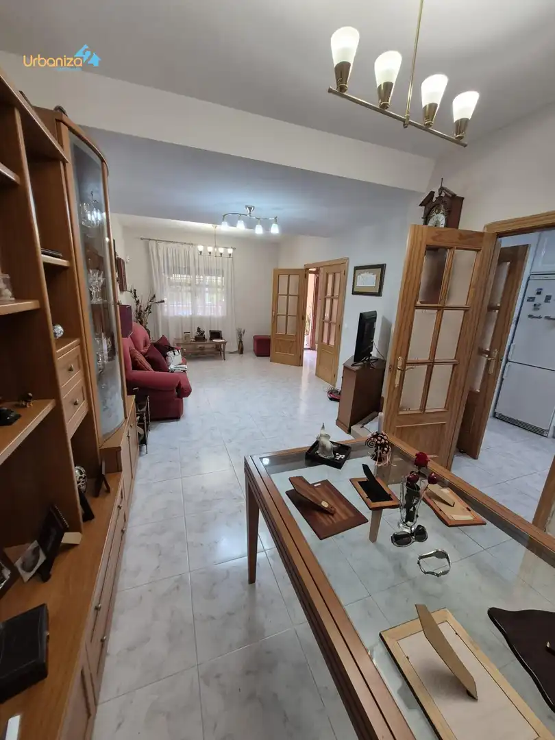 Sala de estar de Casa adosada en venta en Badajoz con Calefacción, Terraza y Trastero