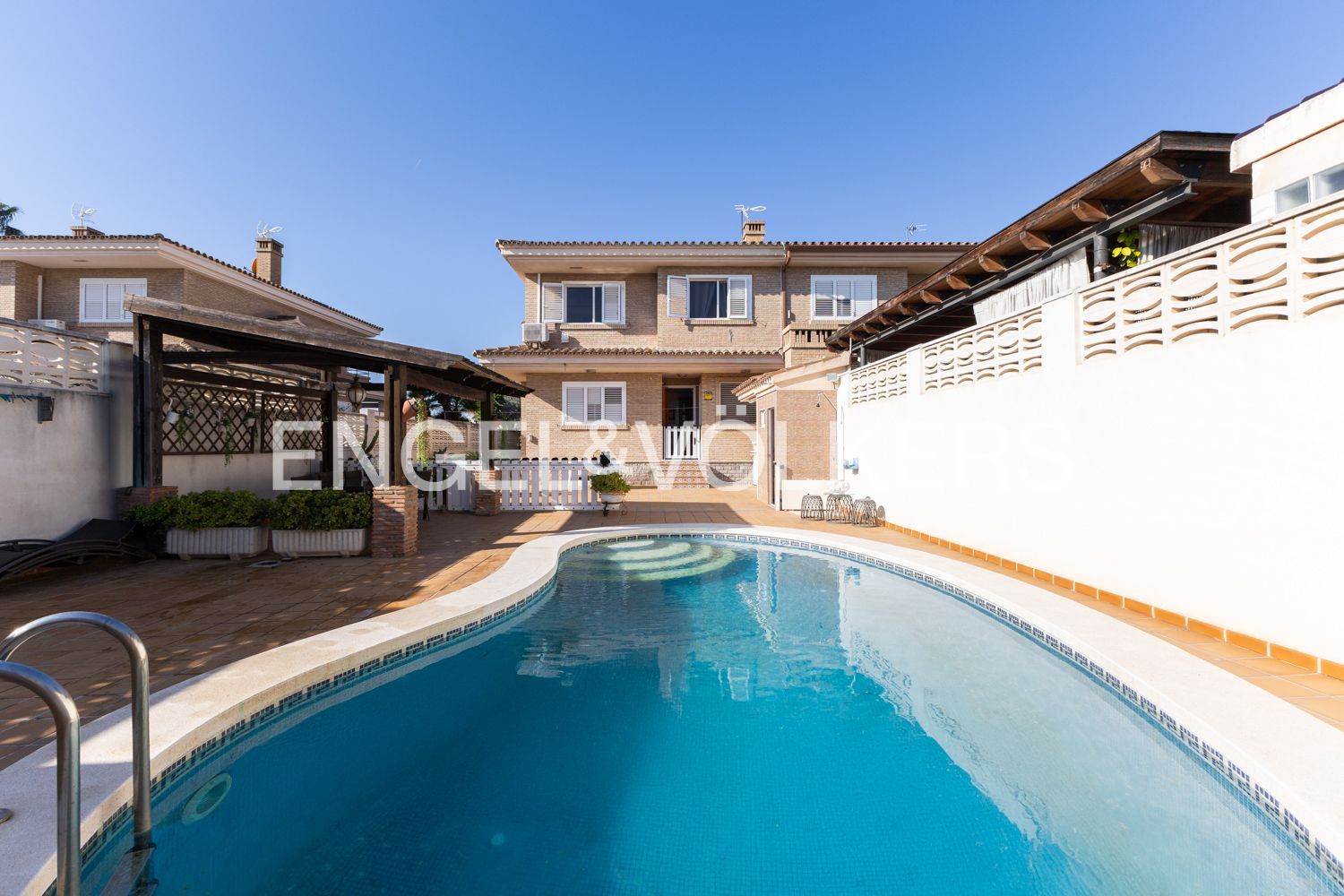 Vista exterior de Casa o xalet de lloguer en Benicasim / Benicàssim amb Aire condicionat, Calefacció i Jardí privat
