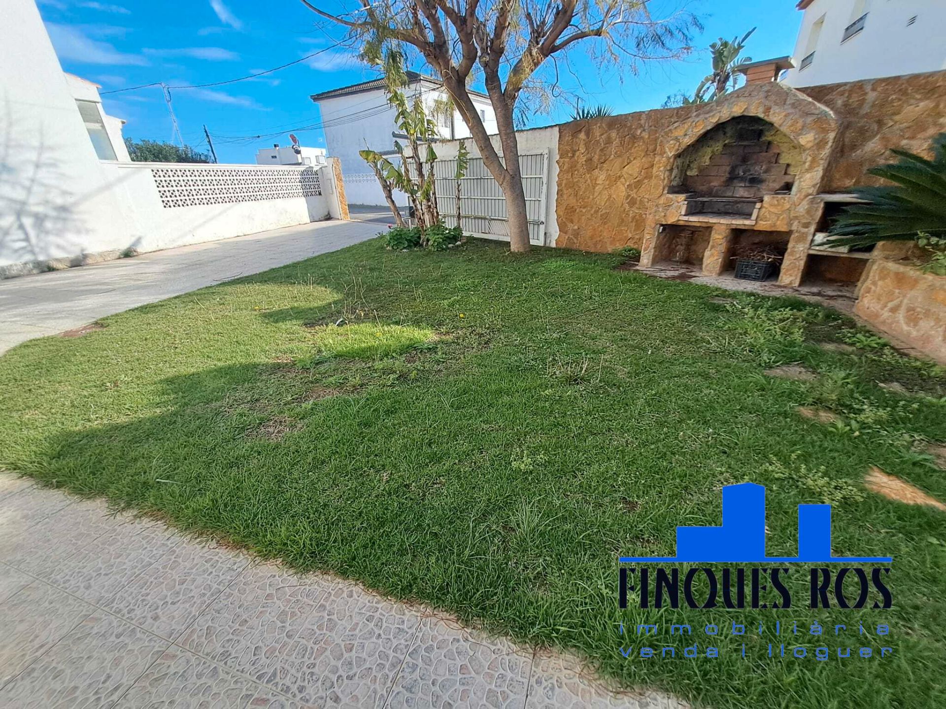 Vista exterior de Casa o xalet en venda en Vinaròs amb Aire condicionat, Jardí privat i Terrassa