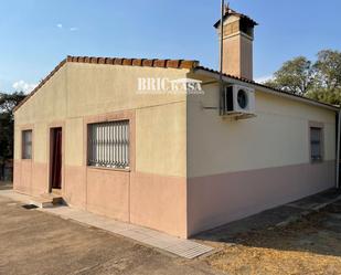 Vista exterior de Casa o xalet en venda en Torreorgaz amb Aire condicionat, Terrassa i Piscina