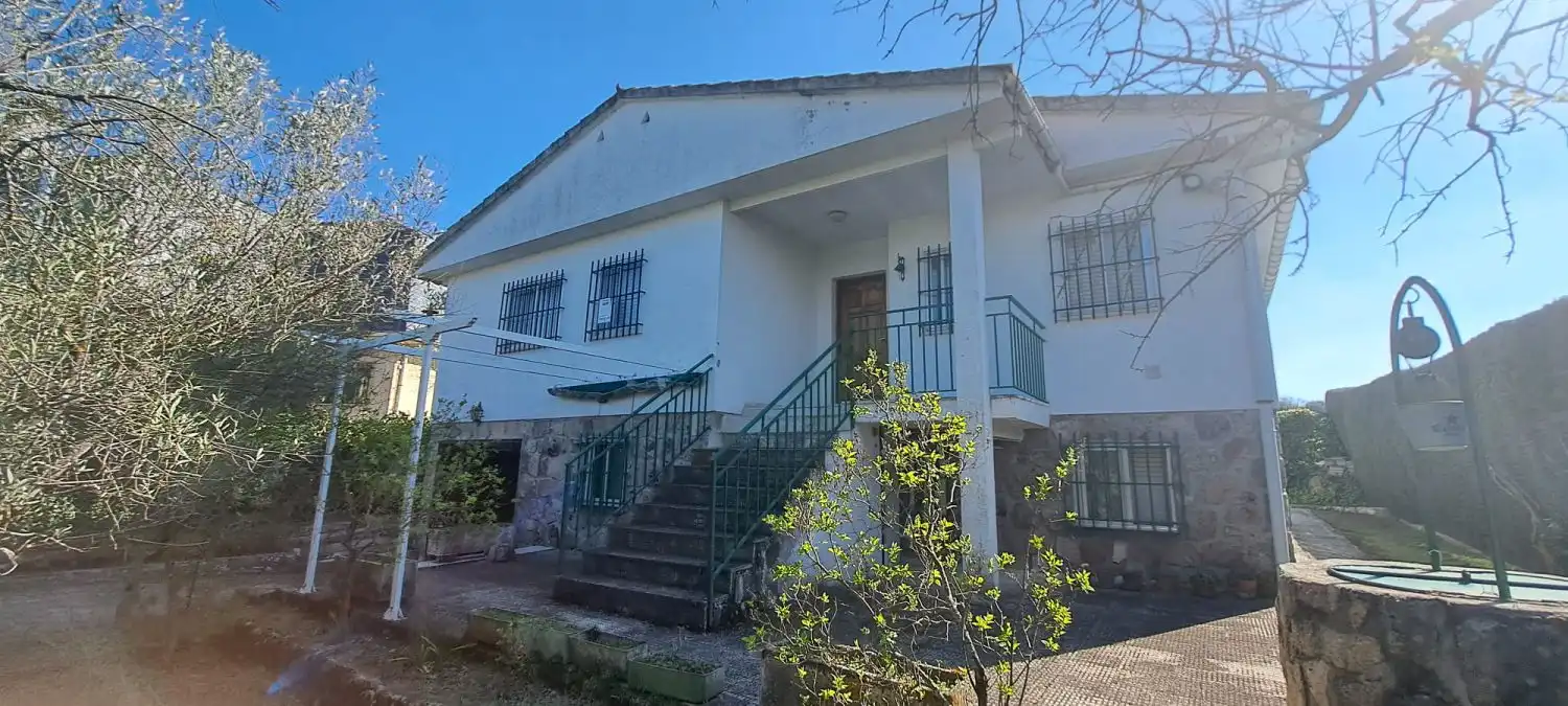 Vista exterior de Casa o xalet en venda en Valdemorillo amb Calefacció