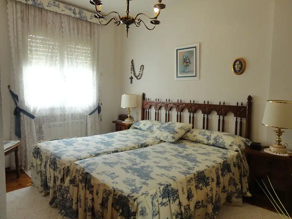 Habitación de Piso en venta en Salas de los Infantes con Calefacción, Terraza y Amueblado
