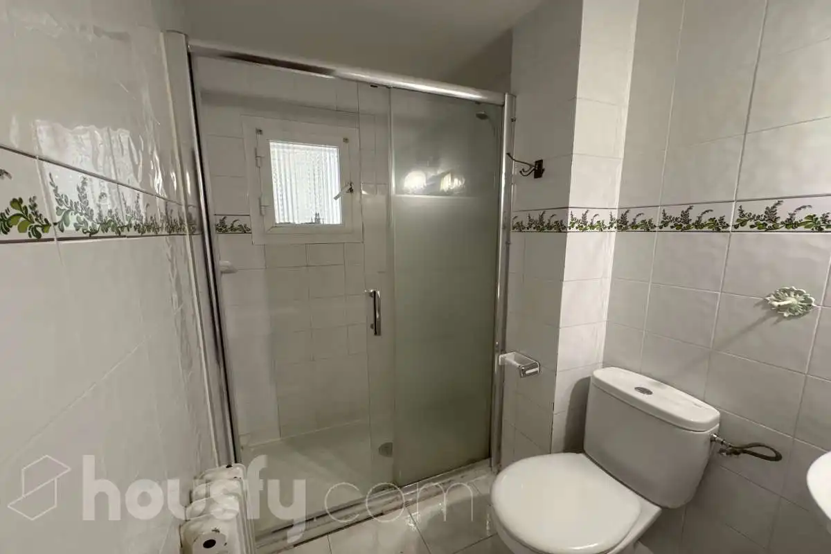 Baño de Piso de alquiler en Torrejón de Ardoz con Calefacción, Parquet y Terraza