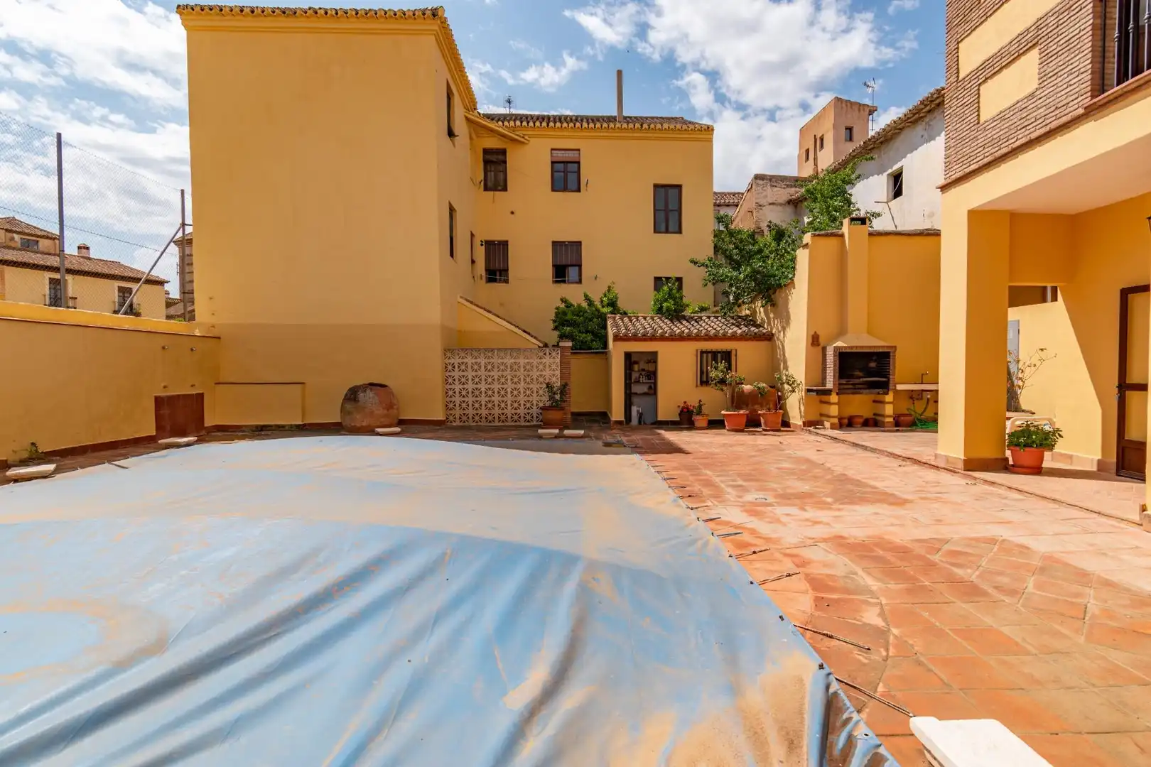 Vista exterior de Casa o xalet en venda en Guadix amb Calefacció, Traster i Piscina