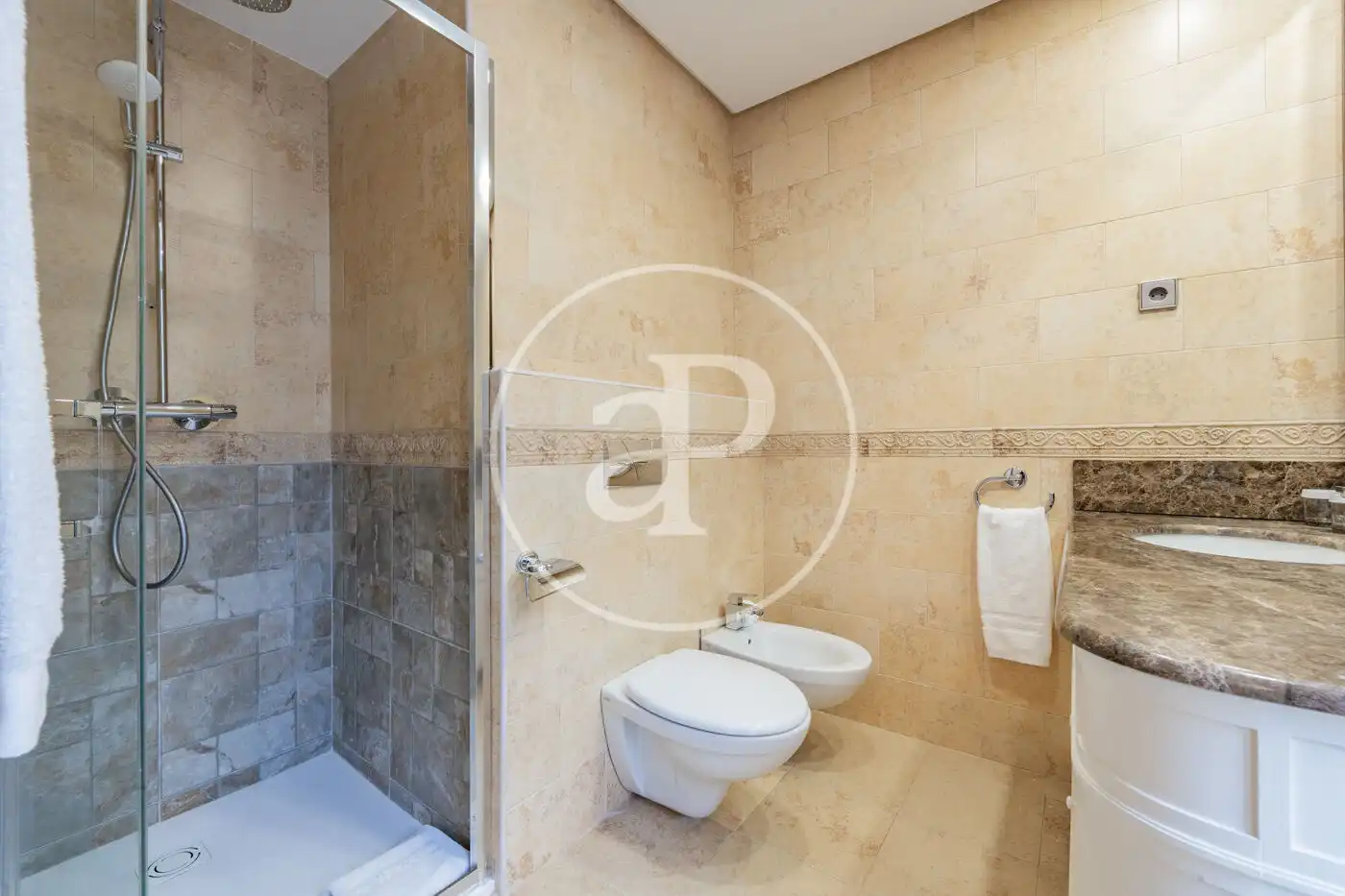 Bathroom of Flat for rent in Madrid  with Air Conditioner, Heating and Terrace