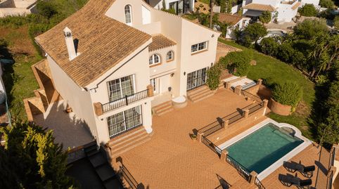 Una impresionante villa de lujo única en su tipo en Valle Romano, Estepona, que ofrece una elegante vida interiorexterior, un dise