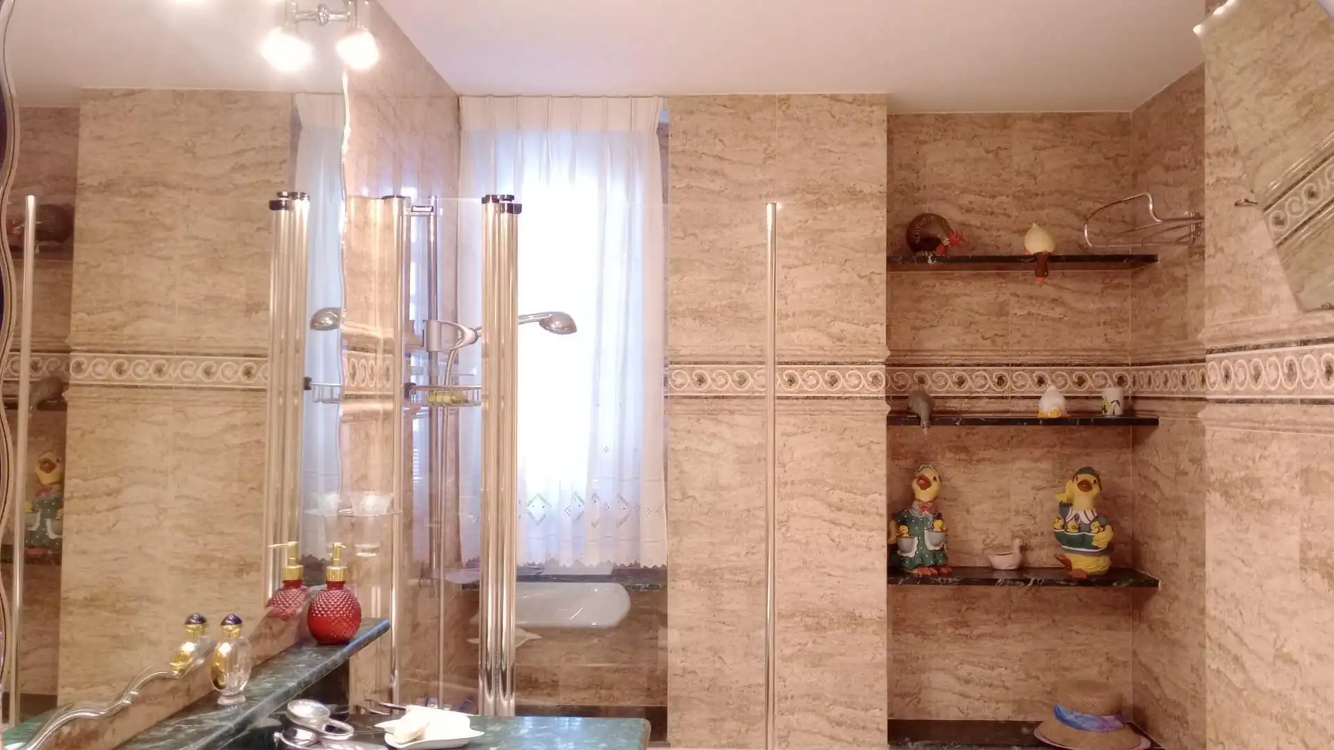 Baño de Piso en venta en Benidorm con Aire acondicionado, Calefacción y Jardín privado