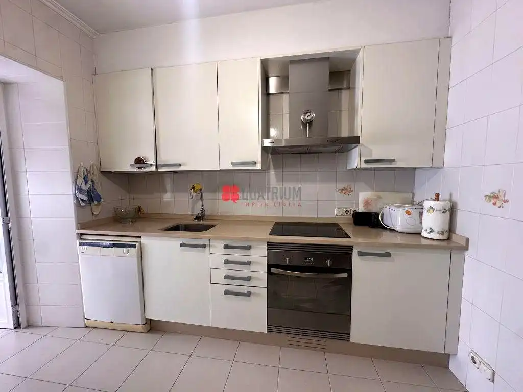 Cuina de Casa o xalet en venda en Santiago de Compostela  amb Terrassa, Traster i Balcó