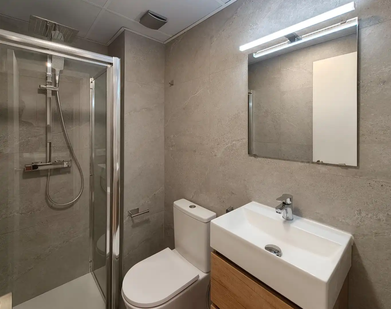 Baño de Piso de alquiler en Benalúa - Babel