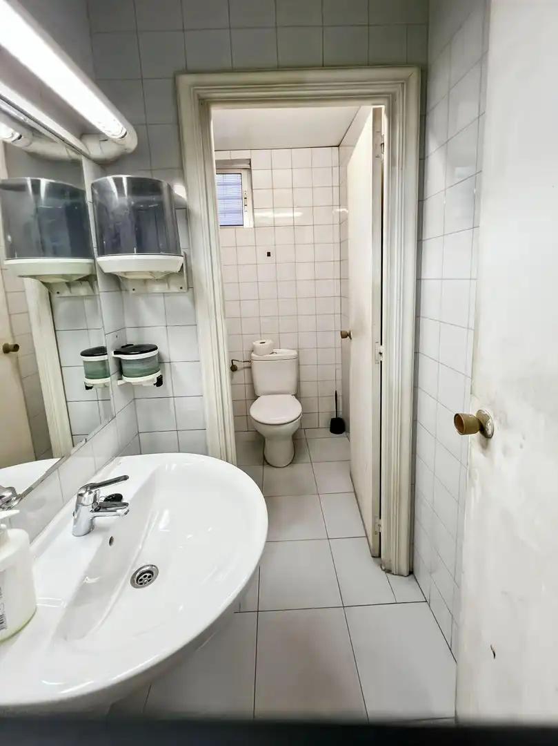 Badezimmer von Fabrikhallen zum Verkauf in Coslada