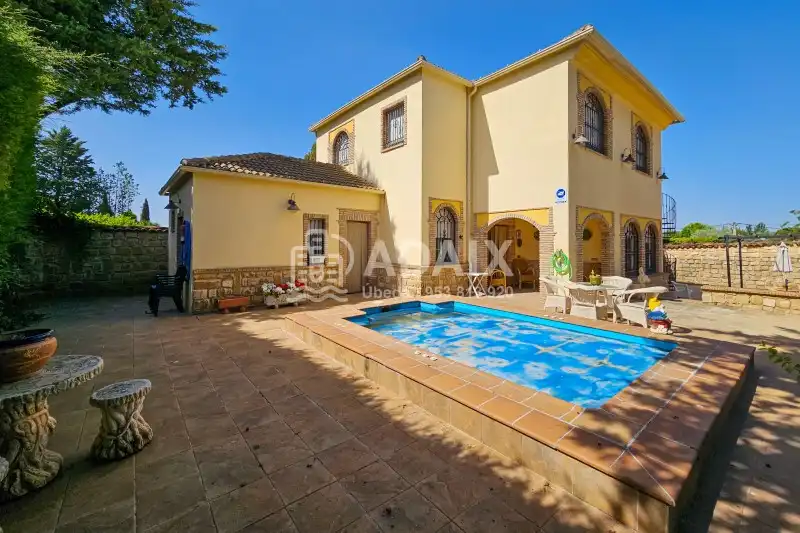 Exterior view of Houses for sale in Úbeda  with Air Conditioner, Heating and Terrace