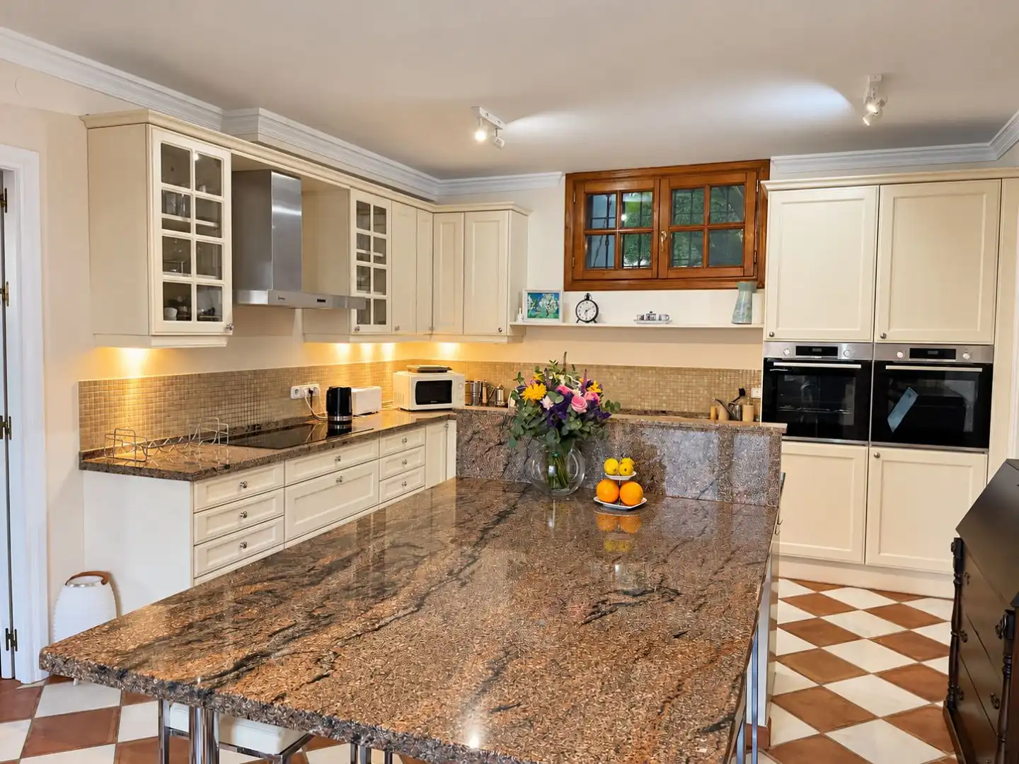 Kitchen of Houses for sale in Benahavís  with Air Conditioner, Swimming Pool and Balcony