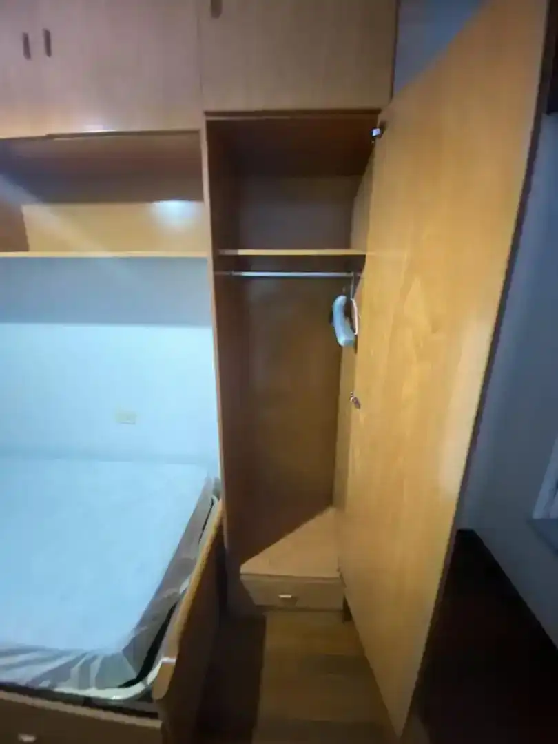Schlafzimmer von Wohnungen zur Miete in Noia mit Abstellraum, Ofen und Waschmaschine