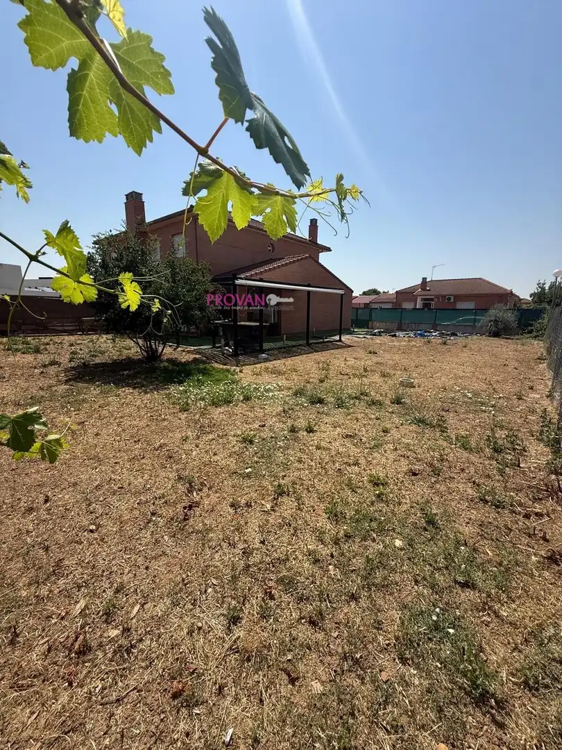 Casa adosada en venta en Galápagos con Calefacción y Jardín privado
