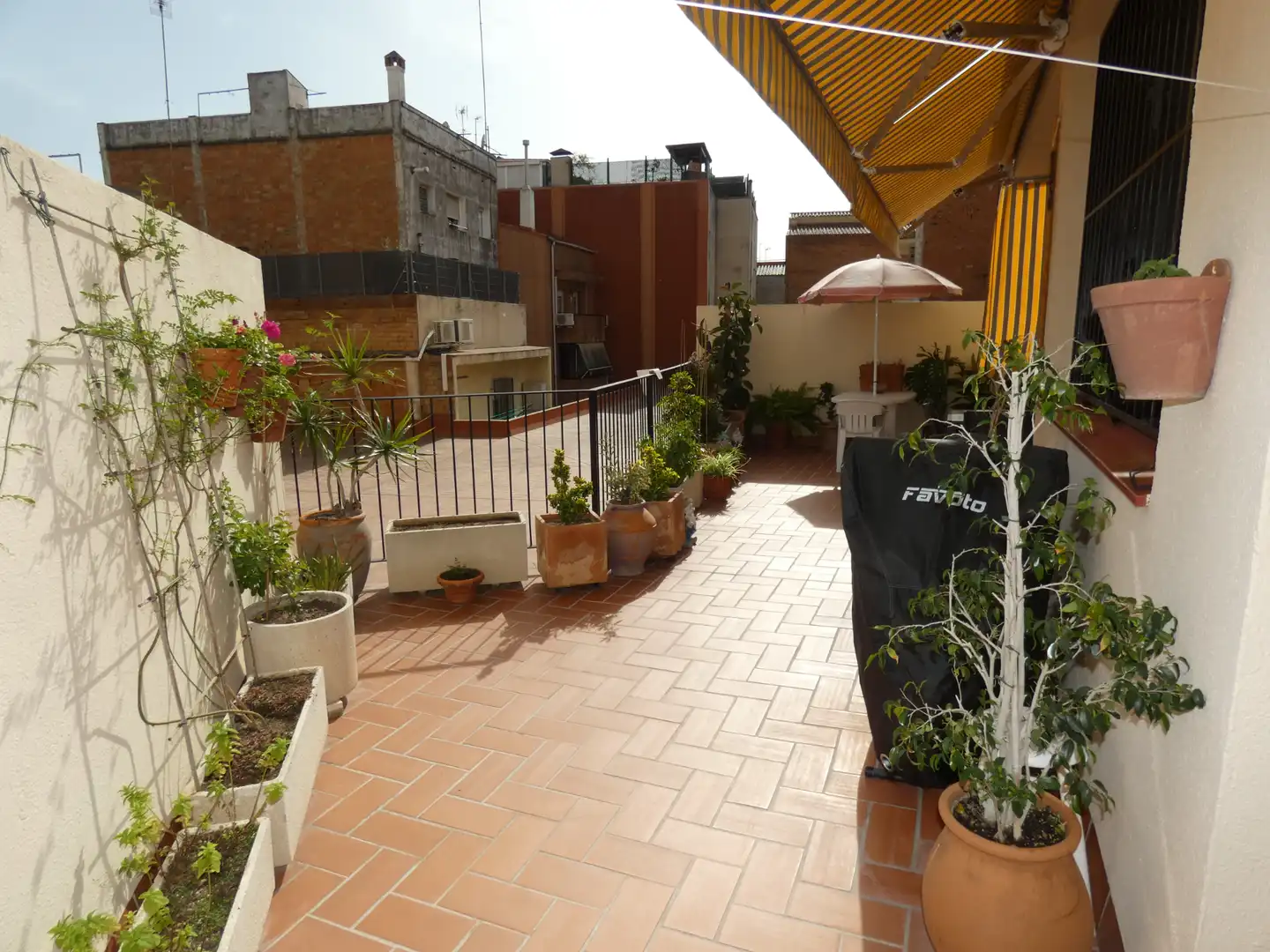 Terraza de Piso en venta en Cornellà de Llobregat con Calefacción, Terraza y Horno