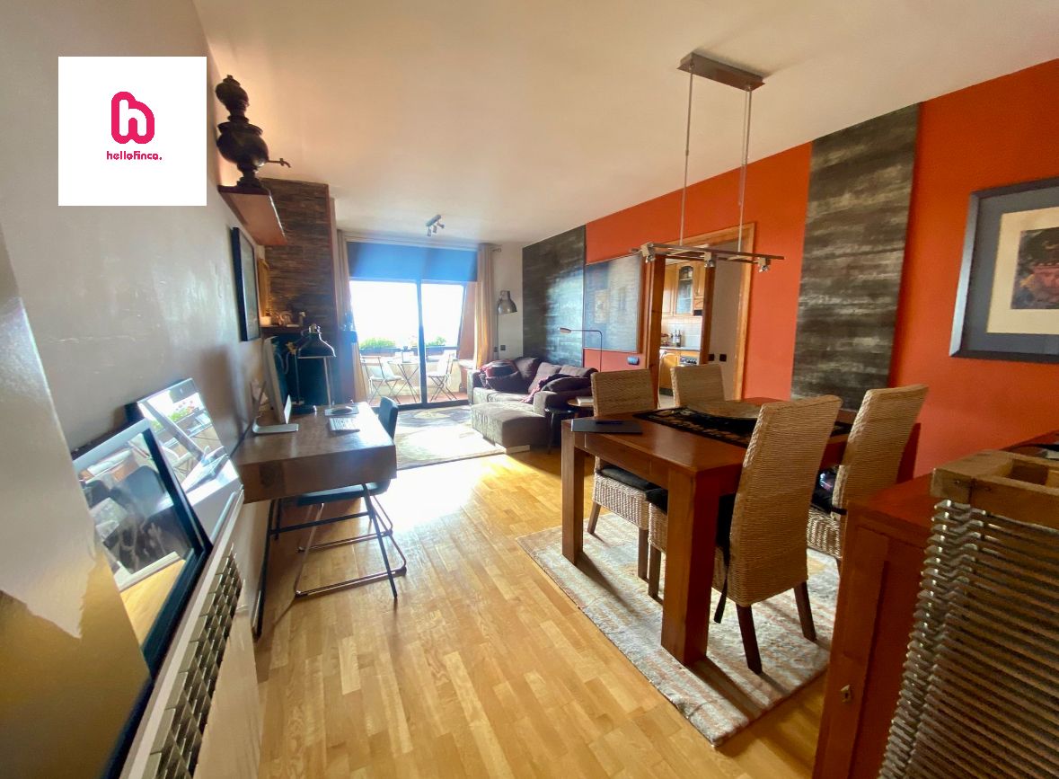 Sala d'estar de Àtic en venda en Berga amb Calefacció, Parquet i Terrassa