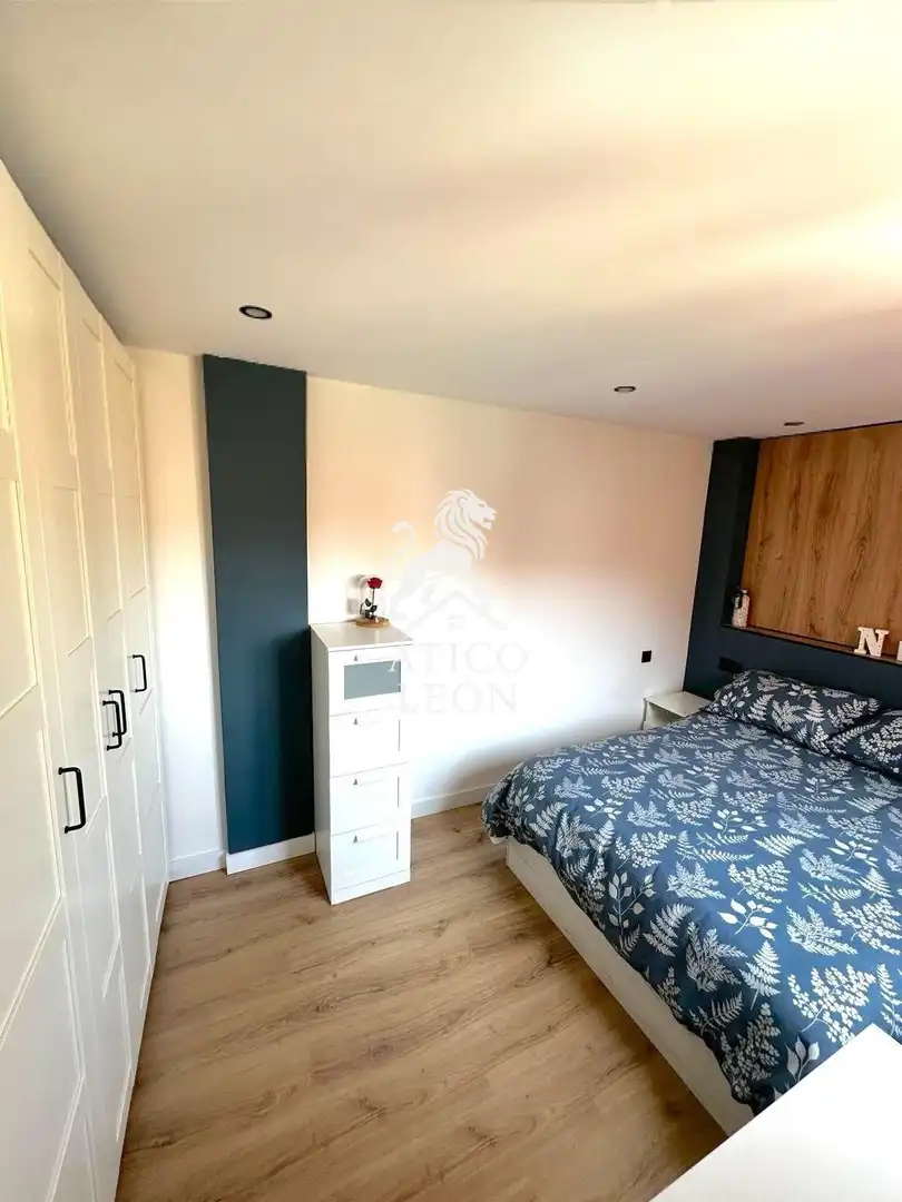 Dormitori de Apartament en venda en León Capital  amb Calefacció, Terrassa i Traster