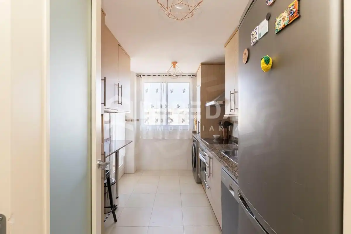 Küche von Wohnung zum Verkauf in Roquetas de Mar mit Klimaanlage, Privatgarten und Terrasse