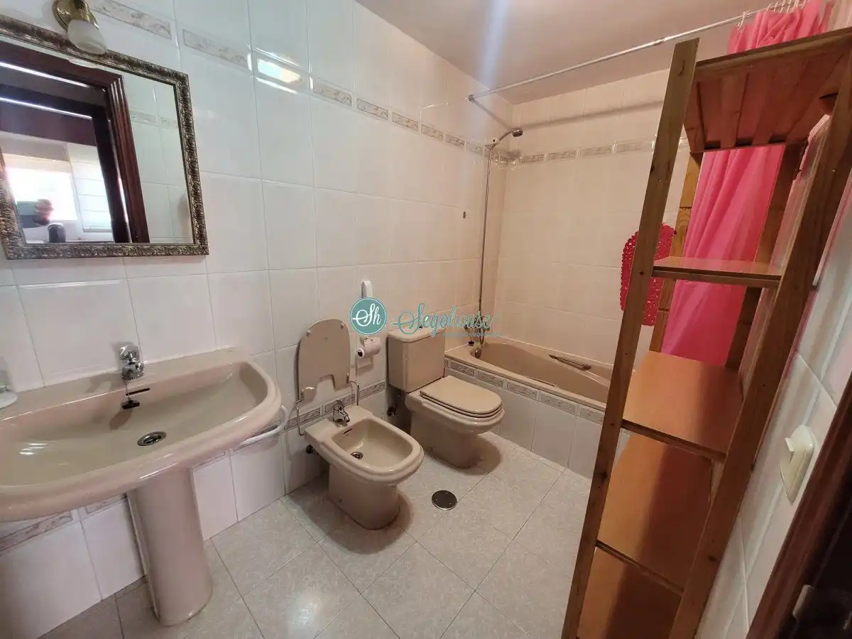 Bathroom of Apartments for sale in Segovia  with Heating, Parquet flooring and Terrace