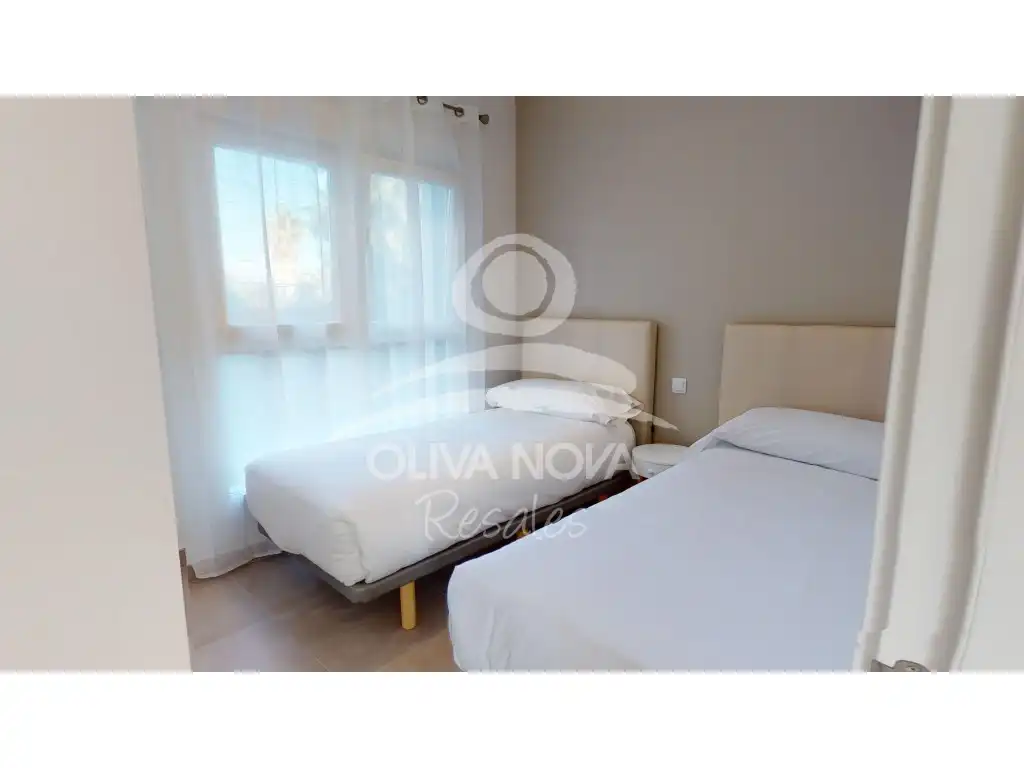 Dormitori de Apartament en venda en Oliva amb Aire condicionat, Jardí privat i Piscina