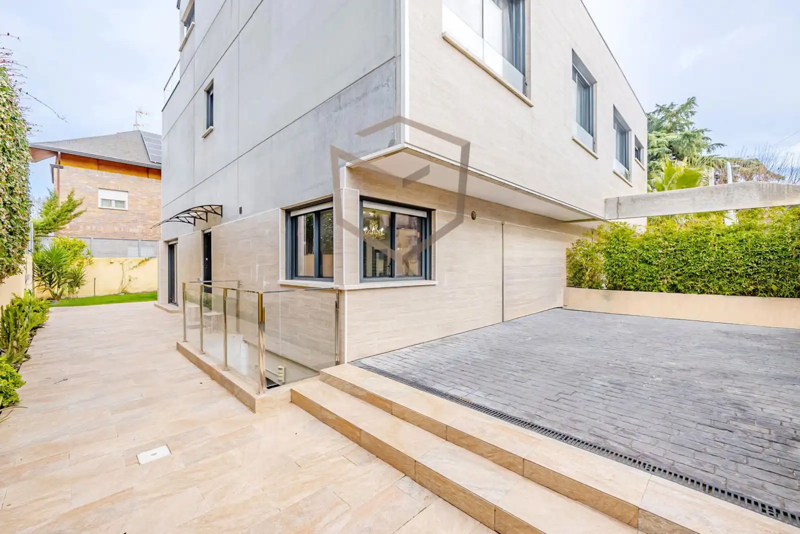 Außenansicht von Einfamilien-Reihenhaus zum Verkauf in Pozuelo de Alarcón mit Klimaanlage, Heizung und Terrasse