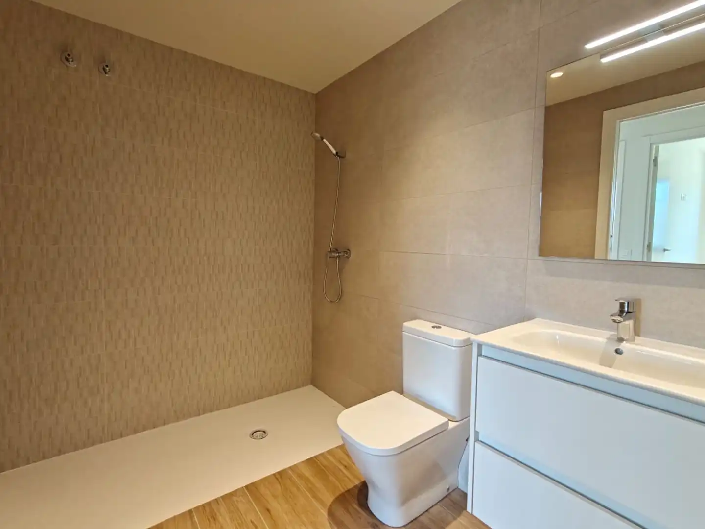 Bathroom of Flat for rent in Girona  with Air Conditioner, Heating and Terrace