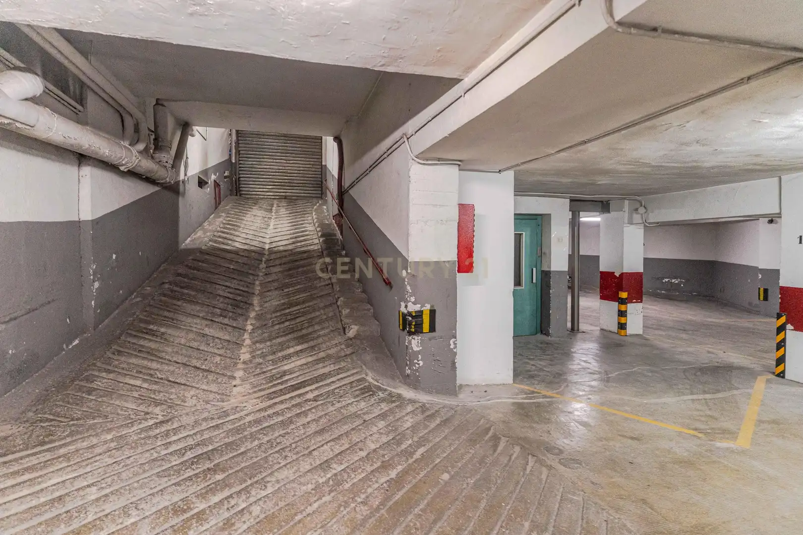 Parking de Piso en venta en Granada con Trastero y Balcón