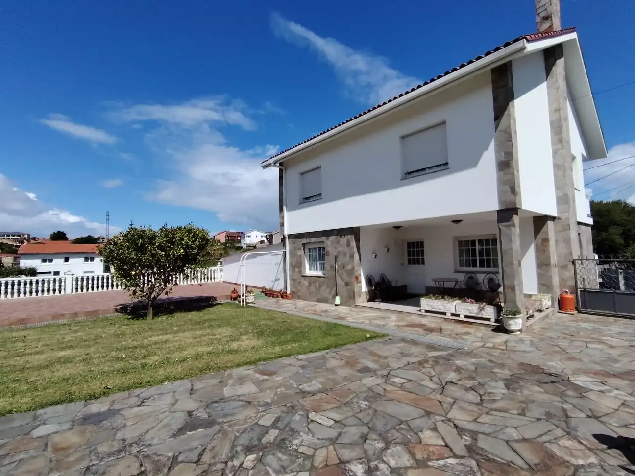 Vista exterior de Casa o xalet de lloguer en Oleiros amb Calefacció, Jardí privat i Parquet