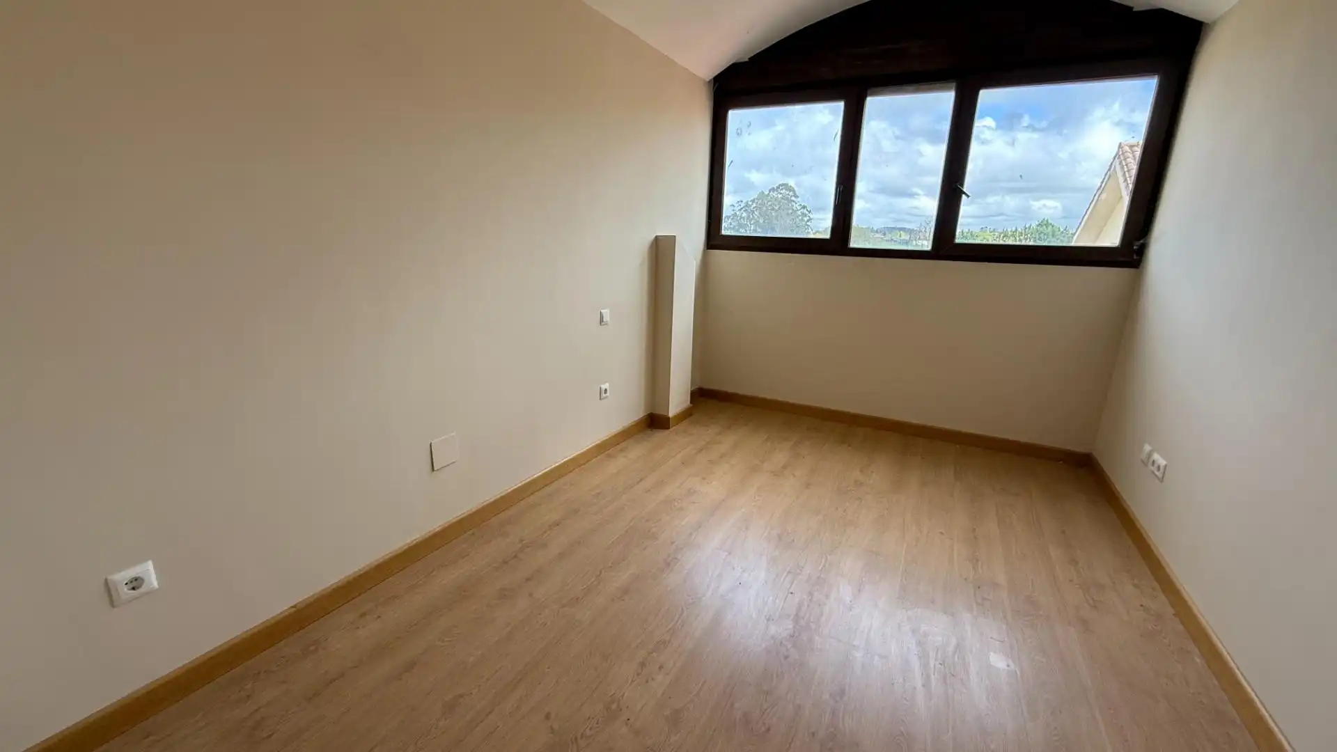 Habitación de Edificio en venta en Reocín