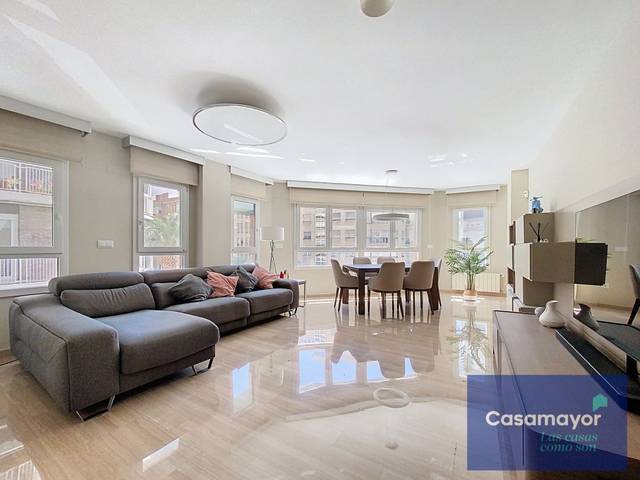 Piso en Alquiler en Avenida Alfonso El Sabio en Barrio del Centro