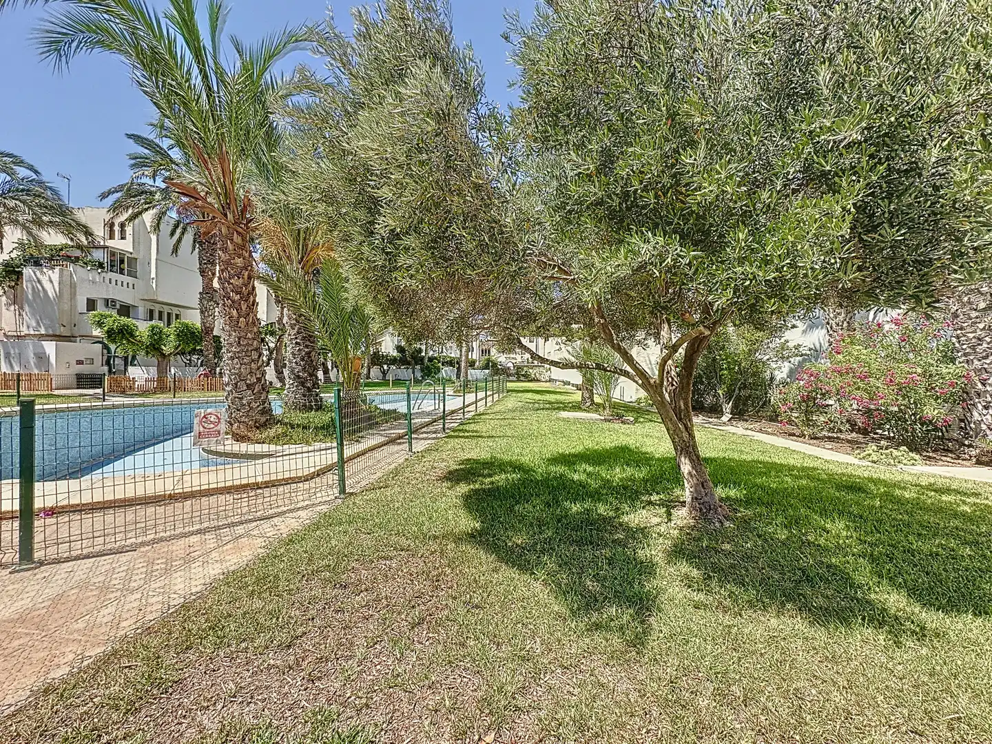 Piscina de Apartamento en venta en Roquetas de Mar con Jardín privado, Terraza y Amueblado