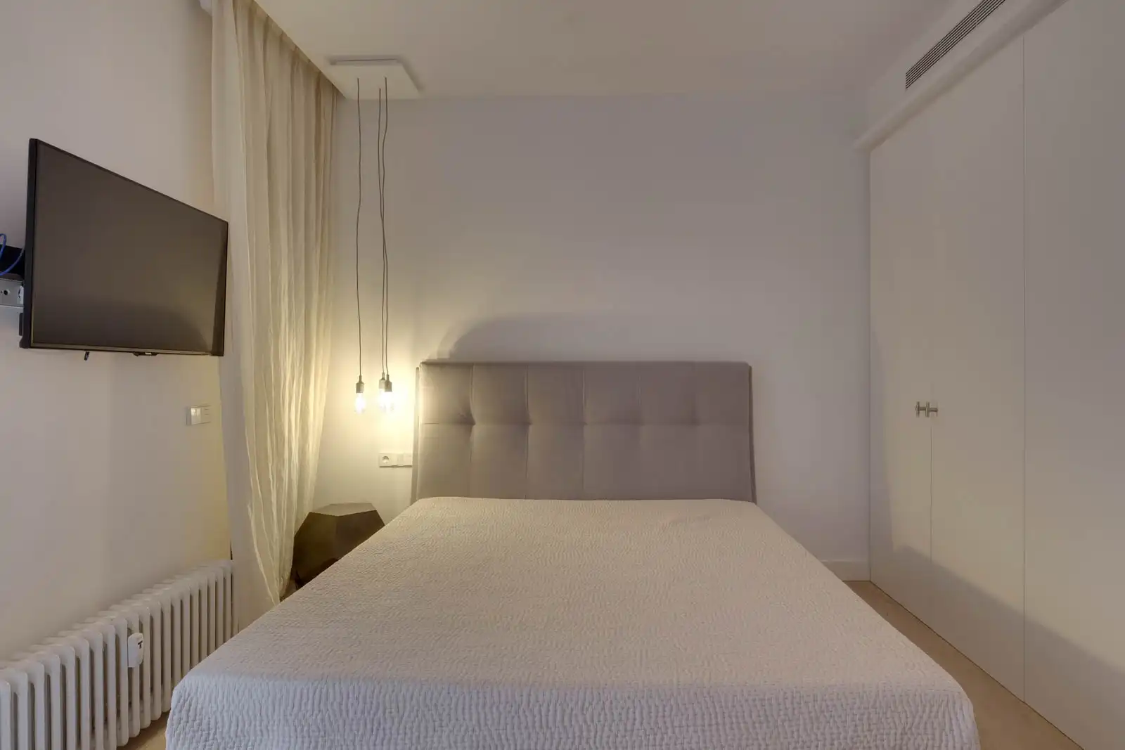 Bedroom of Flat for sale in Barcelona  with Air Conditioner, Heating and Parquet flooring