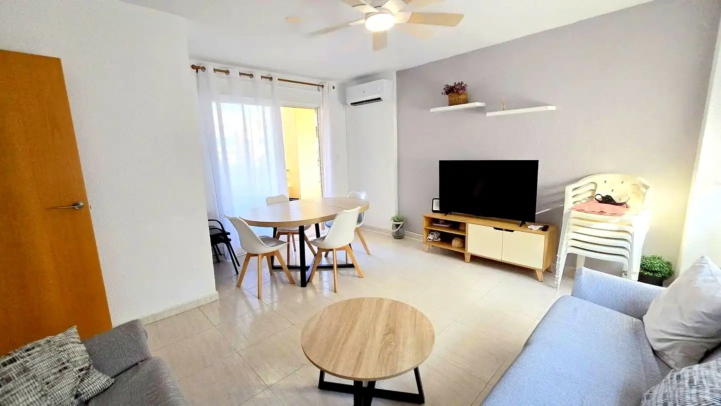Sala de estar de Apartamento de alquiler en Gandia con Aire acondicionado, Terraza y Piscina comunitaria
