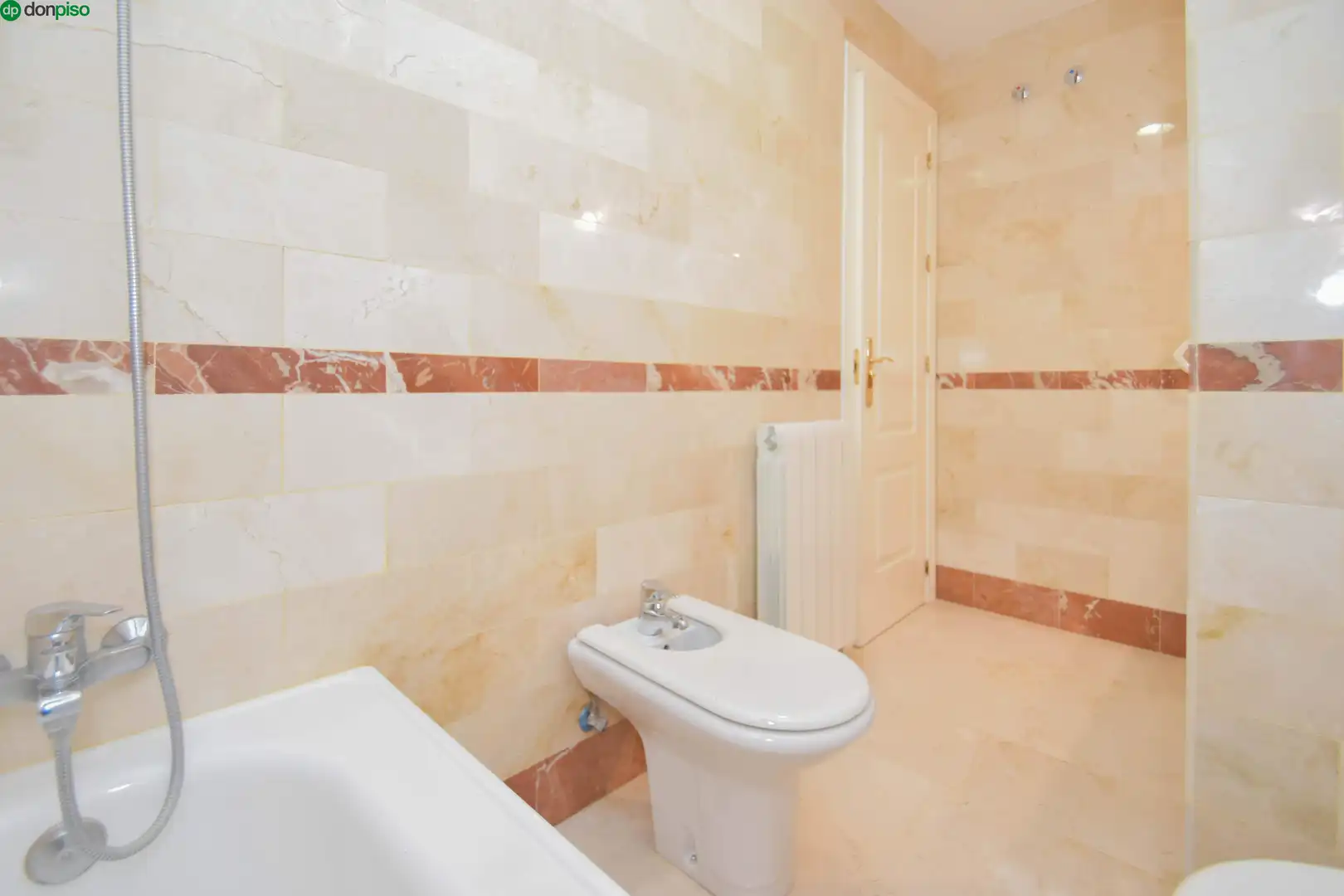Bathroom of Attic for sale in Granada  with Heating, Private garden and Parquet flooring