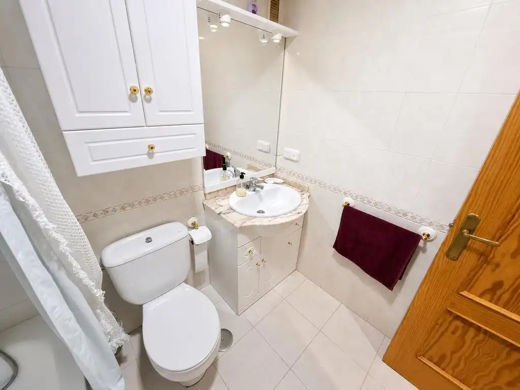 Baño de Piso en venta en Alicante / Alacant con Aire acondicionado, Calefacción y Trastero